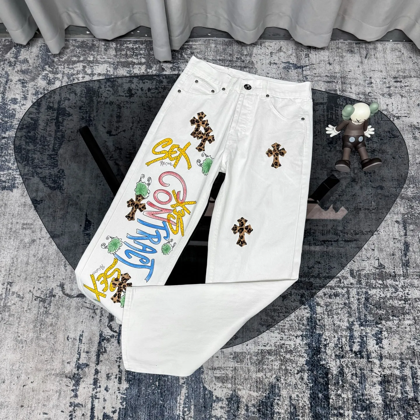 P250 Chrome Hearts & Chrome Hearts high street jeans with leopard pattern and vintage graffiti painting on white background. Chrome Hearts are the most popular pants in color. Made of beaded canvas fabric, heavy washing makes the upper body of the fabric more textured and the pants are tall and straight! The three-dimensional cutting of the whole trousers is a masterpiece! The hardware is customized by zp. The beaded canvas fabric is thick and soft after being washed. It has good breathability. Customized small leather label. Unique design. The details are simple and elegant, and the workmanship is exquisite. The whole trousers are neatly routed and the details are in place! Trendy people have been disappointed. From the quality selection of fabrics, the tailoring of details, and the matching of patterns, everything is impeccable! The upper body is so handsome when worn...it can be easily worn by men, women and children! The craftsmanship is made of heavy-duty washed pure cotton denim fabric. After washing, it is soft and thick and looks very stylish when worn. Color: White Size: 28 30 32 34 (S-XL)